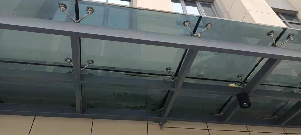 玻璃雨搭日常安装中选择哪种类型的玻璃···